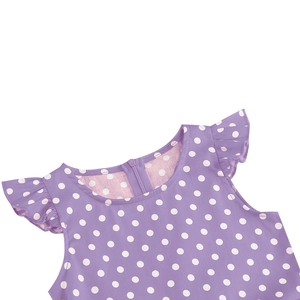 Détail de robe violette à pois avec manches volantées et fermeture éclair cachée au dos