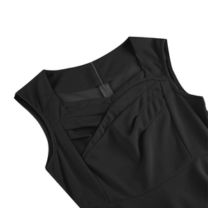 Détail de l'encolure carrée avec plis et fermeture éclair cachée sur une robe noire