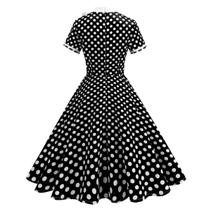 Vue détaillée du dos d'une robe vintage à pois noirs avec coupe trapèze et col blanc élégant