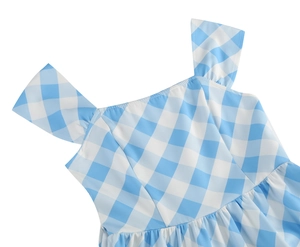 Détail du décolleté carré et des bretelles larges sur robe vichy bleue