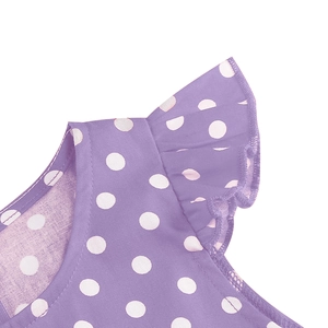 Vue détaillée de la manche à volants et de l'encolure sur une robe enfant lilas à pois