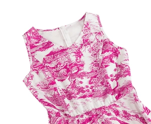 Détail d'une robe sans manches à col en V avec imprimé toile de Jouy rose et fermeture éclair