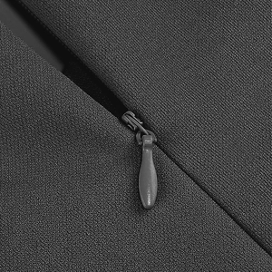 Vue détaillée de la fermeture éclair invisible et de la texture du tissu noir tissé