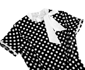 Détail d'une robe vintage à pois avec col blanc et nœud papillon sur la poitrine