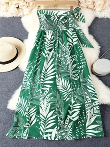 Détail du bustier froncé et de l'imprimé palmier vert sur cette robe d'été élégante