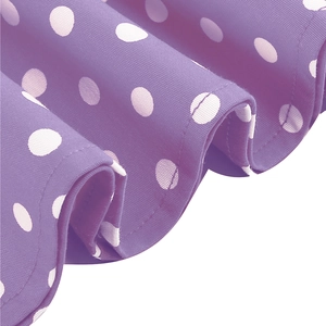 Détail du tissu violet à pois blancs montrant les coutures et la texture du matériau
