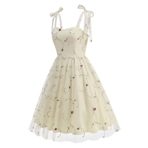 Nahaufnahme der Ranken-Blumenstickerei und eleganten Tüll-Schleifenträger am Kleid