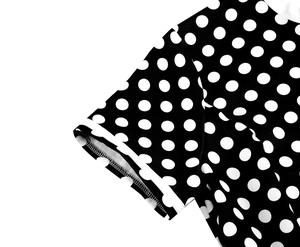 Détail de la robe rétro à pois avec revers blanc contrasté et coutures précises