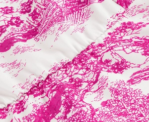 Détail de tissu blanc avec imprimé Toile de Jouy rose et savoir-faire de couture plissée