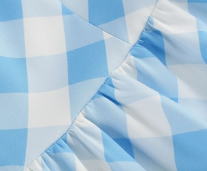 Gros plan détaillé du tissu vichy bleu avec des plis uniformes et des coutures précises