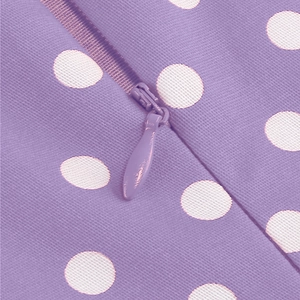 Détail de la fermeture éclair invisible et motif à pois blancs sur robe d'été violette