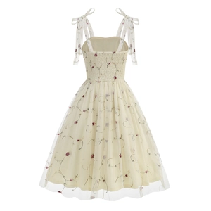 Detailansicht des gesmokten Rückens und der Schleifenträger an einem floralen Netzkleid