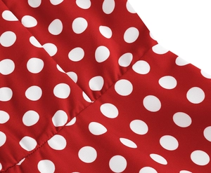 Dettaglio del tessuto rosso a pois bianchi con cuciture di alta qualità del vestito