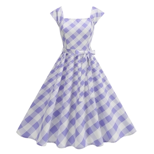 Détail de la robe vichy violette vintage avec nœud à la taille et ourlet évasé en A