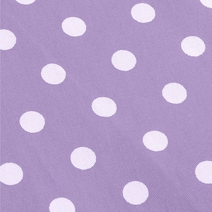 Gros plan du tissu sergé violet à pois blancs montrant la texture et les détails