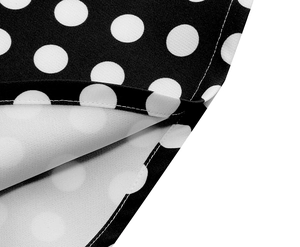 Gros plan sur les pois blancs sur tissu noir avec détails de double couture renforcée