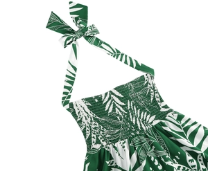Détail du bustier élastique et du lien licou sur la robe à imprimé tropical