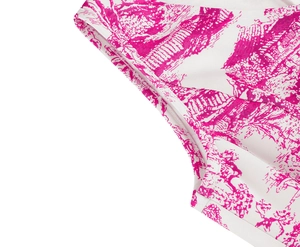 Détail de l'imprimé Toile de Jouy rose vintage sur le tissu blanc d'une robe d'été