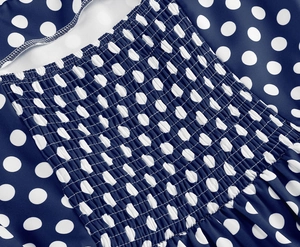 Détail de la technique de smocks élastiques sur tissu de robe vintage à pois bleu marine