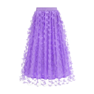 Dettaglio della gonna in tulle lavanda con applicazioni di farfalle 3D e rete a strati