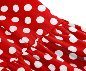 Dettaglio del tessuto rosso a pois bianchi con eleganti pieghe in vita in stile vintage