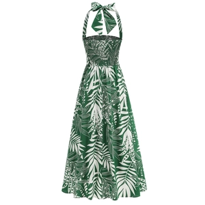 Détail de la robe longue dos nu à imprimé feuilles tropicales et dos élastique froncé