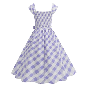 Détail de robe fille à carreaux violets avec poitrine smockée et nœud délicat à la taille