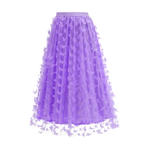 Dettaglio di applicazioni a farfalla 3D su una gonna svasata in tulle viola