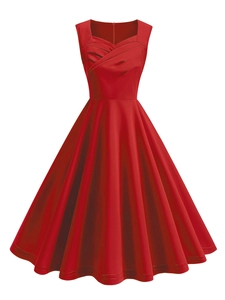 Détail de la robe rouge en satin sans manches avec col en V croisé et plis élégants