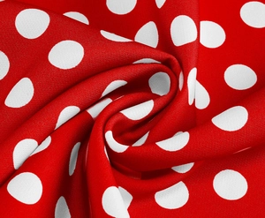 Dettaglio della texture del tessuto a pois rossi e bianchi di un abito vintage