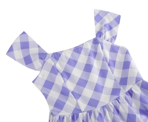 Détail de l'encolure carrée et des bretelles sur robe d'été à carreaux lilas