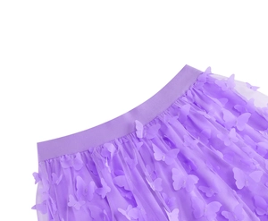 Dettaglio della gonna in tulle lilla con farfalle 3D e vita elasticizzata comoda