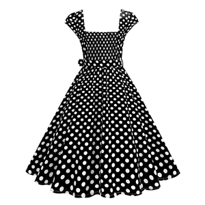 Détail de la robe rétro à pois noirs avec encolure carrée et taille plissée cintrée
