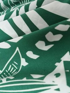 Vue détaillée macro du tissu imprimé avec le logo sirène vert et des rayures larges
