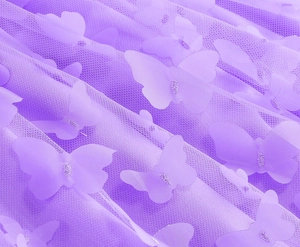 Dettaglio del tessuto a rete viola con eleganti applicazioni a farfalla 3D per gonne