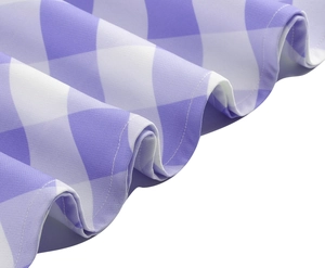 Détail du tissu vichy violet et blanc montrant l'ourlet à double couture et la texture