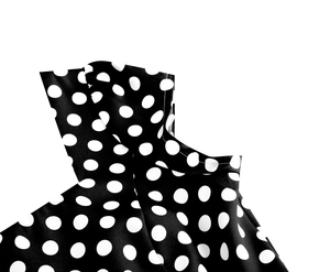 Gros plan détaillé du tissu à pois lisse avec texture brillante sur robe rétro