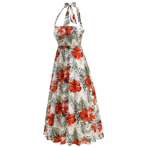 Détail de la robe licou bohème avec imprimé floral et bustier élastique ajustable