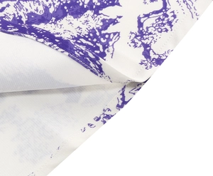 Détail de l'imprimé Toile de Jouy violet sur tissu blanc avec couture d'ourlet