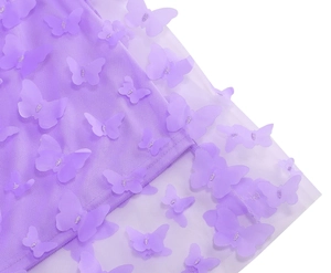 Vista macro del tessuto a rete viola con applicazioni di farfalle 3D in rilievo