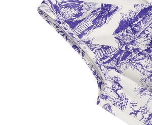 Vue macro de l'imprimé Toile de Jouy violet et des coutures de haute qualité sur la robe
