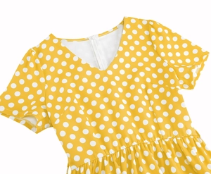 Dettaglio vestito giallo a pois con scollo a V, maniche corte e zip posteriore invisibile