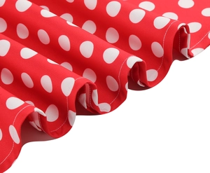 Détail de l'ourlet de robe rouge à pois rétro avec coutures de haute qualité et tissu