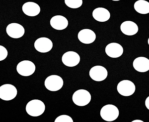 Vue macro détaillée du tissu noir rétro avec un motif classique à pois blancs