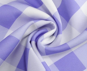 Vue détaillée du tissu vichy violet montrant la texture tissée et le drapé fluide et doux