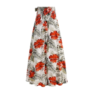 Détail de la taille haute élastique smockée sur la robe longue à fleurs tropicales