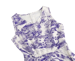 Détail d'une robe sans manches col V avec imprimé paysage Toile de Jouy violet