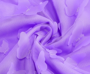 Dettaglio del tessuto in tulle viola con applicazioni di farfalle 3D per gonna a trapezio