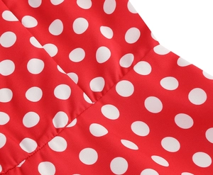 Détail du tissu à pois rouges et blancs avec gros plan sur les coutures de la robe