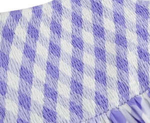 Détail du tissu vichy violet et blanc avec une finition smockée élastique soignée